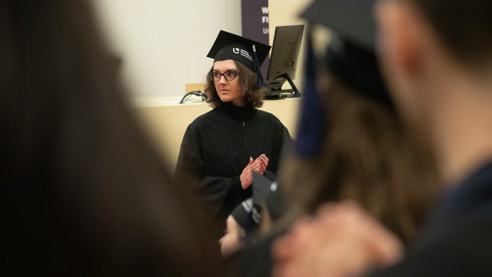 Absolwentka odbierająca dyplom