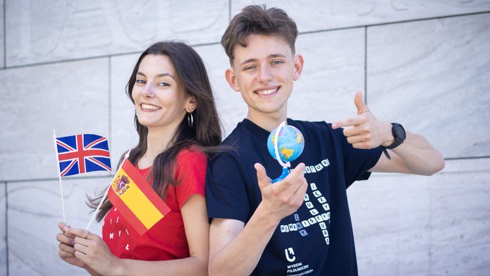 studenci z globusem i flagą