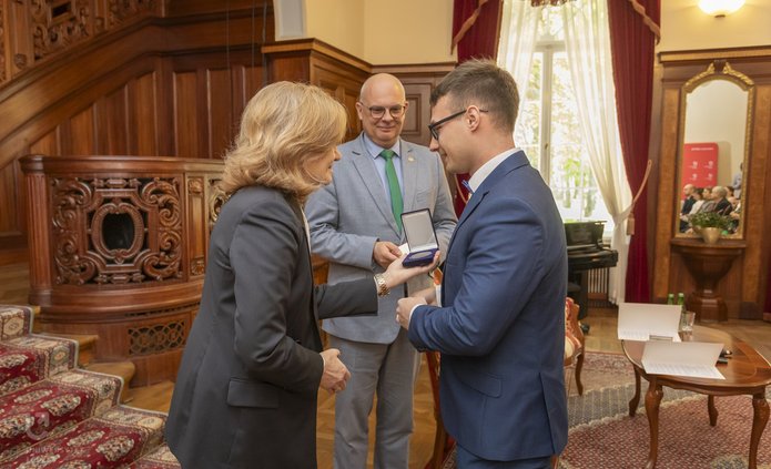 Mgr Kacper Krzeszewski odbierający medal