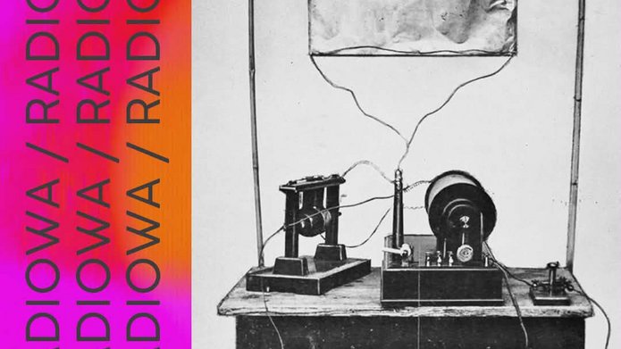 Na zdjęciu widać stare urządzenie radiowe.
